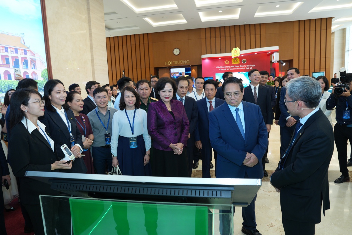 16.Đại diện OCB trình bày về giải pháp công nghệ